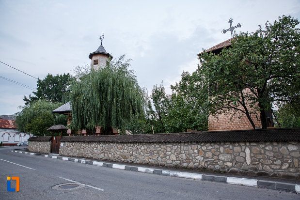 zid-de-incinta-de-la-biserica-intrarea-in-biserica-nica-filip-1808-din-valenii-de-munte-judetul-prahova.jpg