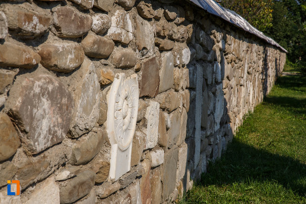 zid-de-piatra-de-la-biserica-adormirea-maicii-domnului-a-fostei-manastiri-valeni-1680-din-valenii-de-munte-judetul-prahova.jpg