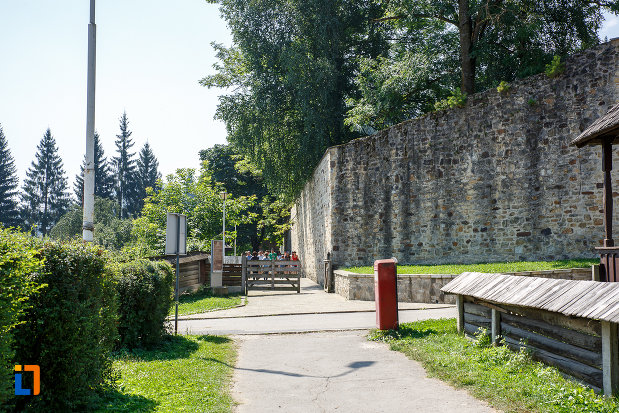 zid-de-piatra-de-la-manastirea-voronet-judetul-suceava.jpg