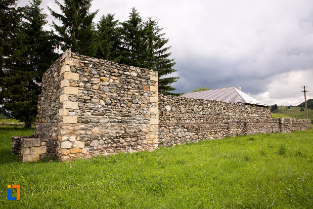 zid-din-piatra-de-la-castrul-roman-jidova-din-campulung-muscel-judetul-arges.jpg