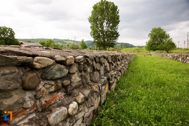 zid-din-piatra-din-incinta-castrului-roman-jidova-din-campulung-muscel-judetul-arges.jpg