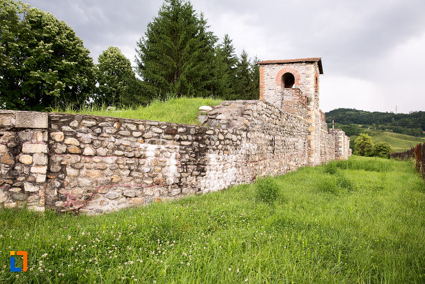 zid-din-piatra-si-turn-castrul-roman-jidova-din-campulung-muscel-judetul-arges.jpg