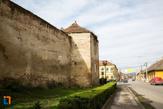 zid-si-turn-de-la-cetatea-aiudului-judetul-alba-vazute-din-lateral.jpg