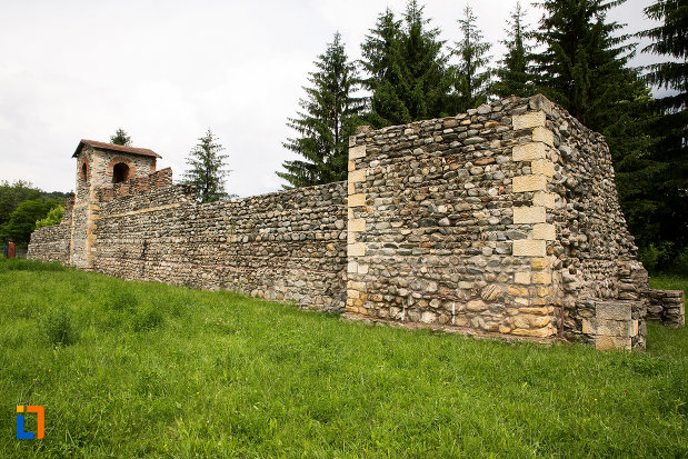 zid-si-turn-din-piatra-castrul-roman-jidova-din-campulung-muscel-judetul-arges.jpg
