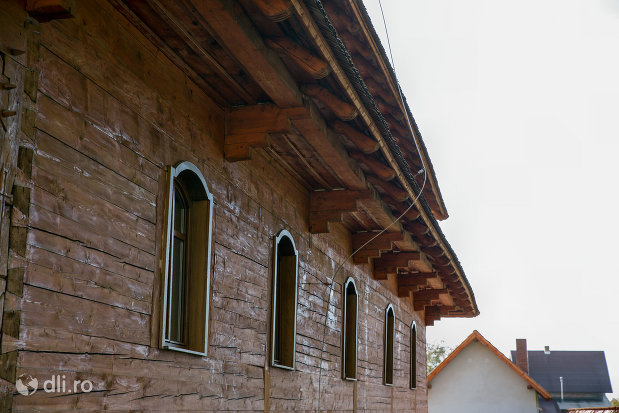 zidarie-din-lemn-biserica-ortodoxa-din-seini-judetul-maramures.jpg