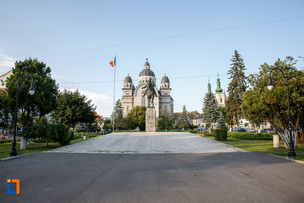 zona-centrala-cu-statuia-lui-avram-iancu-din-targu-mures-judetul-mures.jpg