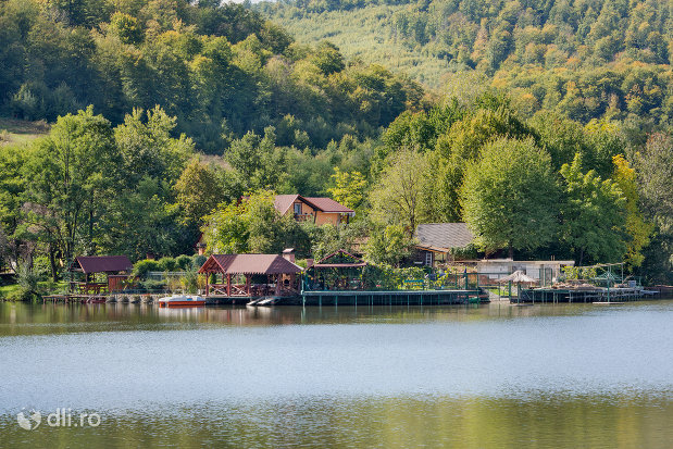 zona-cu-cabane-si-ponton-langa-lacul-mujdeni-judetul-satu-mare.jpg