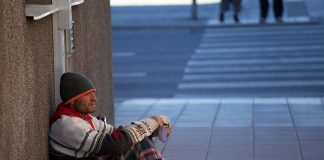 Cât de departe ajung cerşetorii pentru a primi pomană? Imagini interesante Beggar