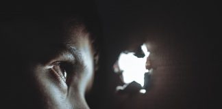 O dovadă că ne place să ne speriem – folclorul modern abundă în legende urbane înfricoşătoare Oameni speriati