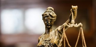 Cinci legi controverstae in istoria umanitatii, Zeita dreptatii