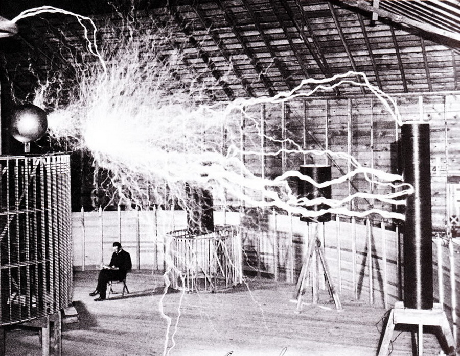 Nikola Tesla in laboratorul sau