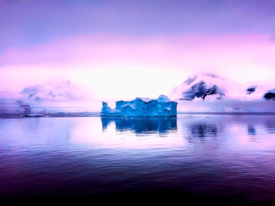 Antarctica, Zăpadă roşie in Antarctica, cel mai mare aisberg din lume în derivă