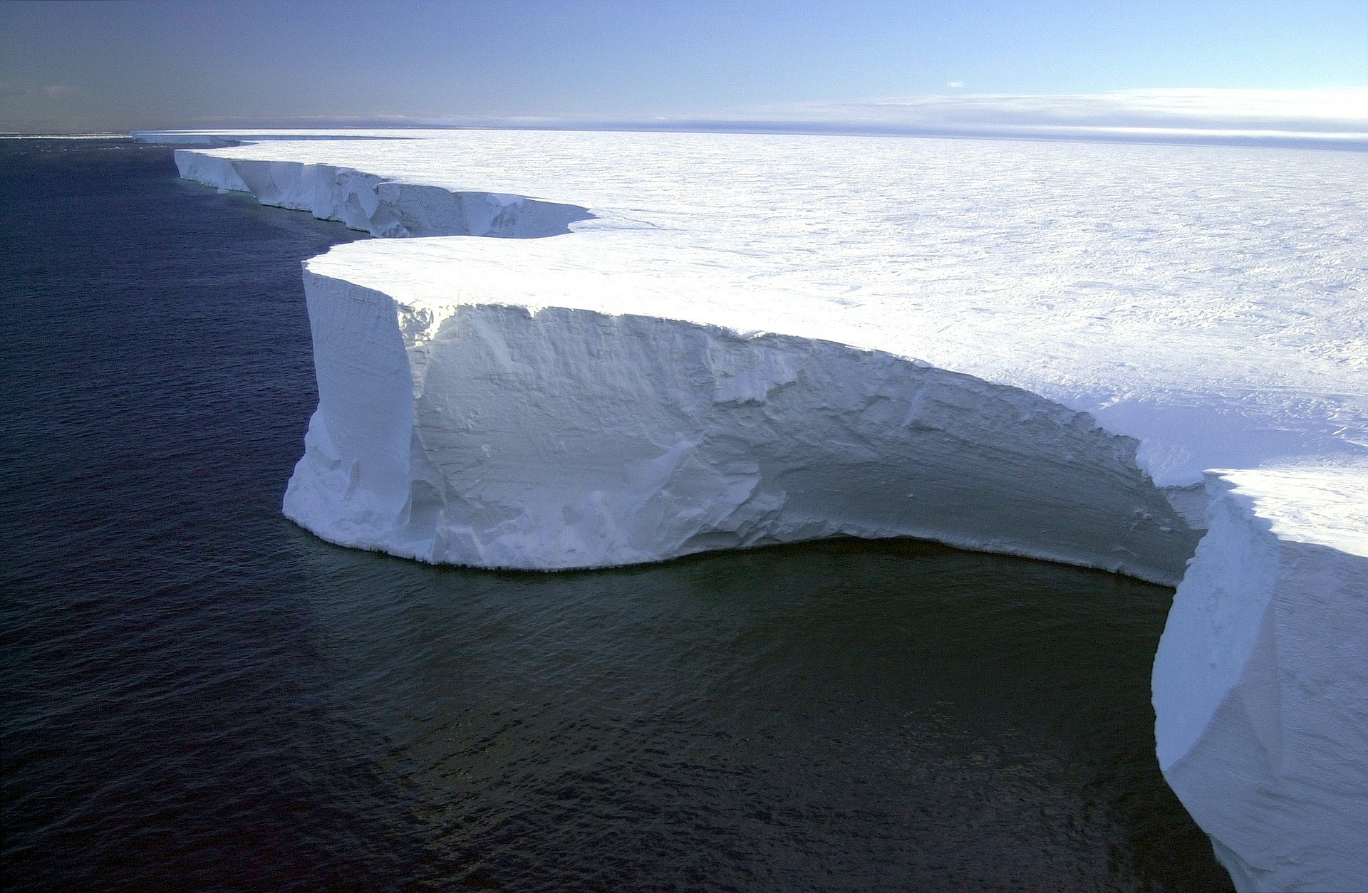 Antarctica, Zăpadă roşie in Antarctica, cel mai mare aisberg din lume în derivă