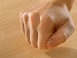 A bate în lemn – o expresie apotropaică