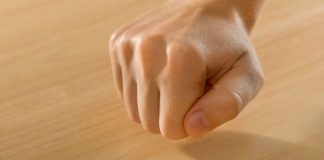 A bate în lemn – o expresie apotropaică A bate în lemn – o expresie apotropaică
