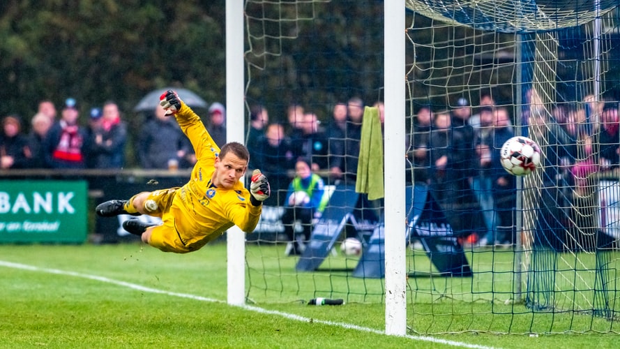 portar incaseaza gol la fotbal