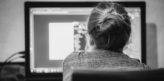 Stilul de viață virtual: Necesitatea de a purta ochelari pentru lumina albastră Lumina albastra emisa de ecrane