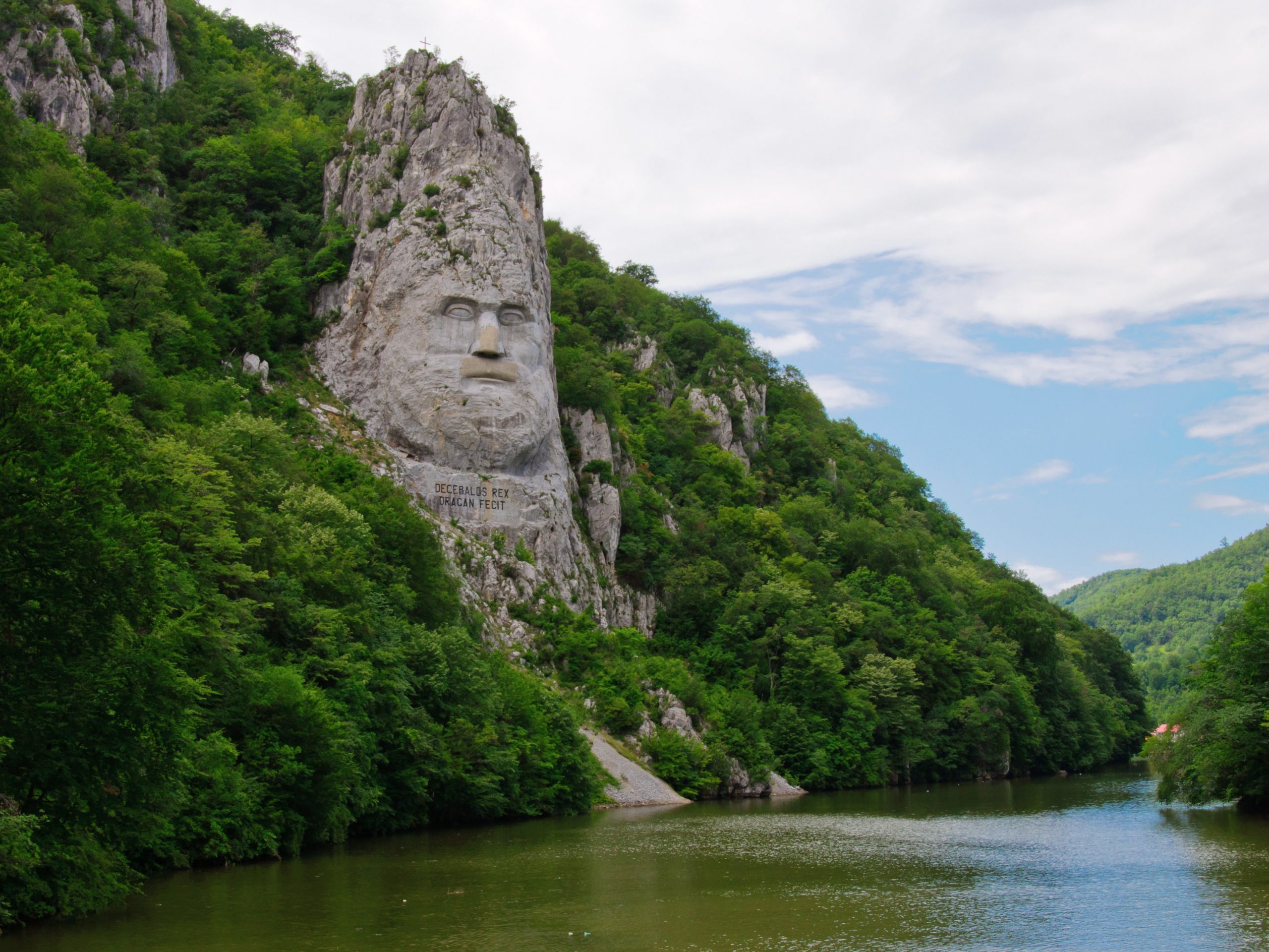 Fapte inedite despre România, Statuia lui Decebal