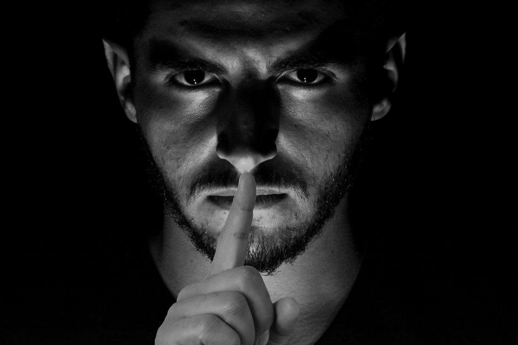 Teoriile conspiraţiei – cum se nasc, de ce se bucură de atât de multă popularitate? Teoriile conspiraţiei – cum se nasc, de ce se bucură de atât de multă popularitate?