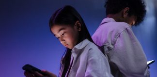 Banii nu cresc în copaci: Cum și când să le facem cunoștință copiilor cu finanțele Copii pe smartphone