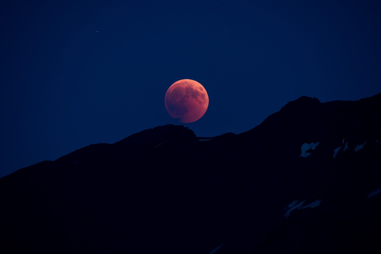 Eclipsa totală de Lună şi Luna sângerie