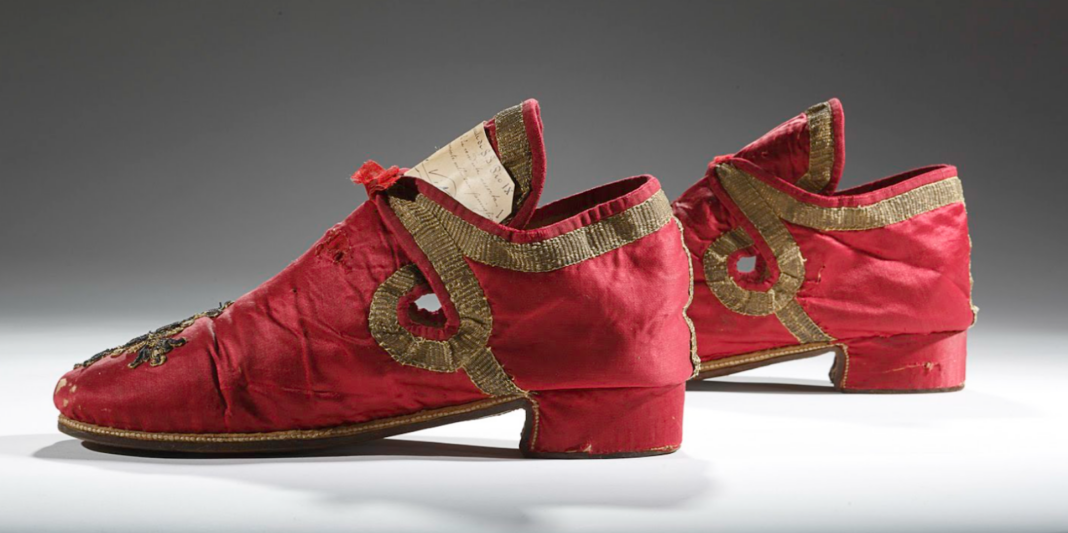 Pantofii roșii ai Papei, Sursa Liturgical Arts Journal