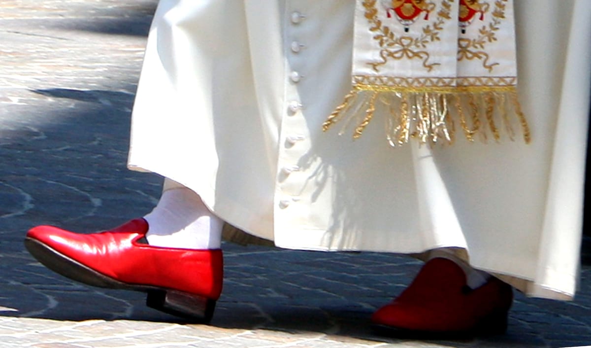 Pantofii roșii ai Papei