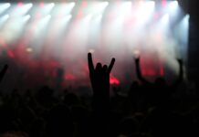 Semnul coarnelor – originea şi semnificaţiile controversate ale unui puternic simbol al culturii rock/ metal Semnul coarnelor, devil horns