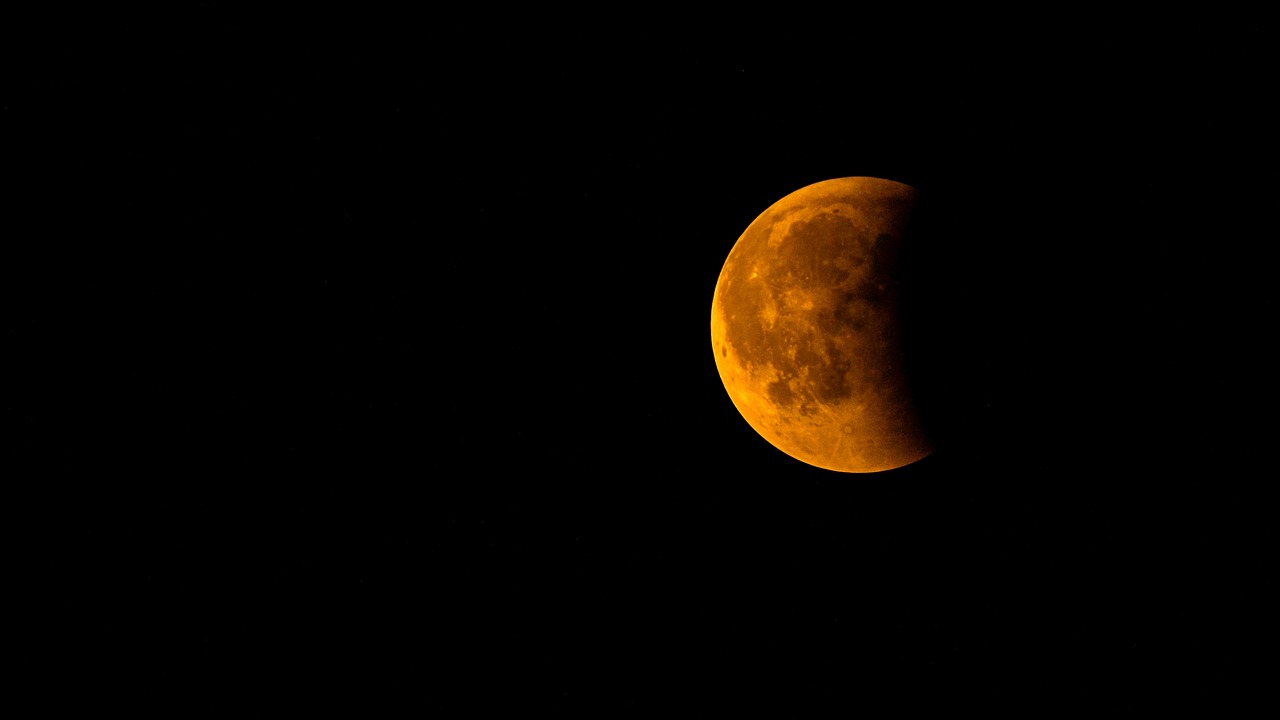 Luna sângerie