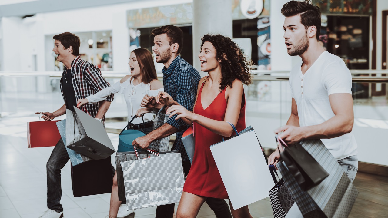 Lumea alearga in magazin de Black Friday