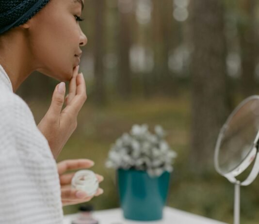 Cum să alegi cosmeticele potrivite pentru rutina ta zilnică de îngrijire a pielii