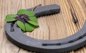 De ce credem în superstiții? – între teamă, tradiție și mister Superstiții